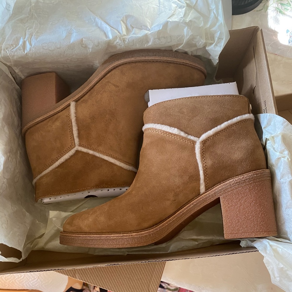 New in box UGG Kasen boots heels chestnut 8.5 Auth
